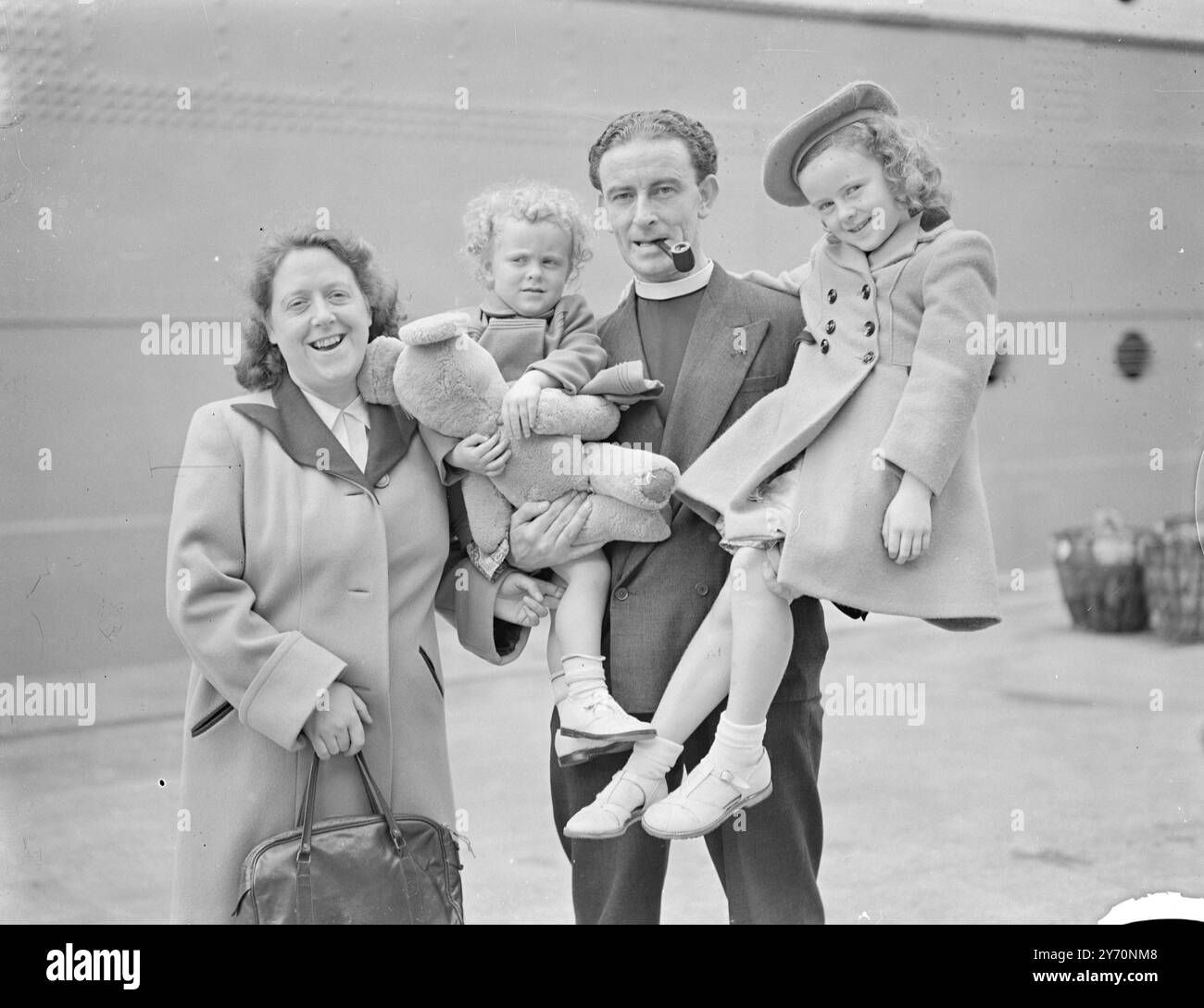 A DESTINATION DE L'ÎLE LA PLUS SOLITAIRE DU MONDE, LE REV . DENNIS WILKINSON , avec sa femme et leurs deux filles , a quitté sa maison à Eastrington , Yorkshire , pour naviguer vers Tristan da Cunha , dans l'Atlantique Sud , l'île la plus solitaire du monde . Ils ont navigué aujourd'hui dans le château d'Athlone, de Southampton. PHOTO ICI : le Rév . DENNIS WILKINSON , avec sa femme et ses filles Francesca , 3 ans , et Rosalie , 7 ans à bord du ' Athlone Castle ' à Southampton . 1er septembre 1949 Banque D'Images