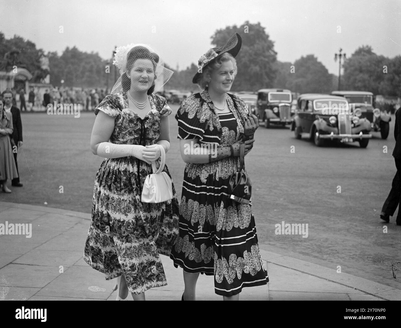 INVITÉS AUSTRALIENS À LA PALCE PARTY MISS J. Worthington (à gauche) et Miss M. Mann, tous deux de Perth, Australie occidentale, en route pour la fête de l'après-midi de leurs majestés au Buckingham Palace, Londres, aujourd'hui. 7 juillet 1949 Banque D'Images