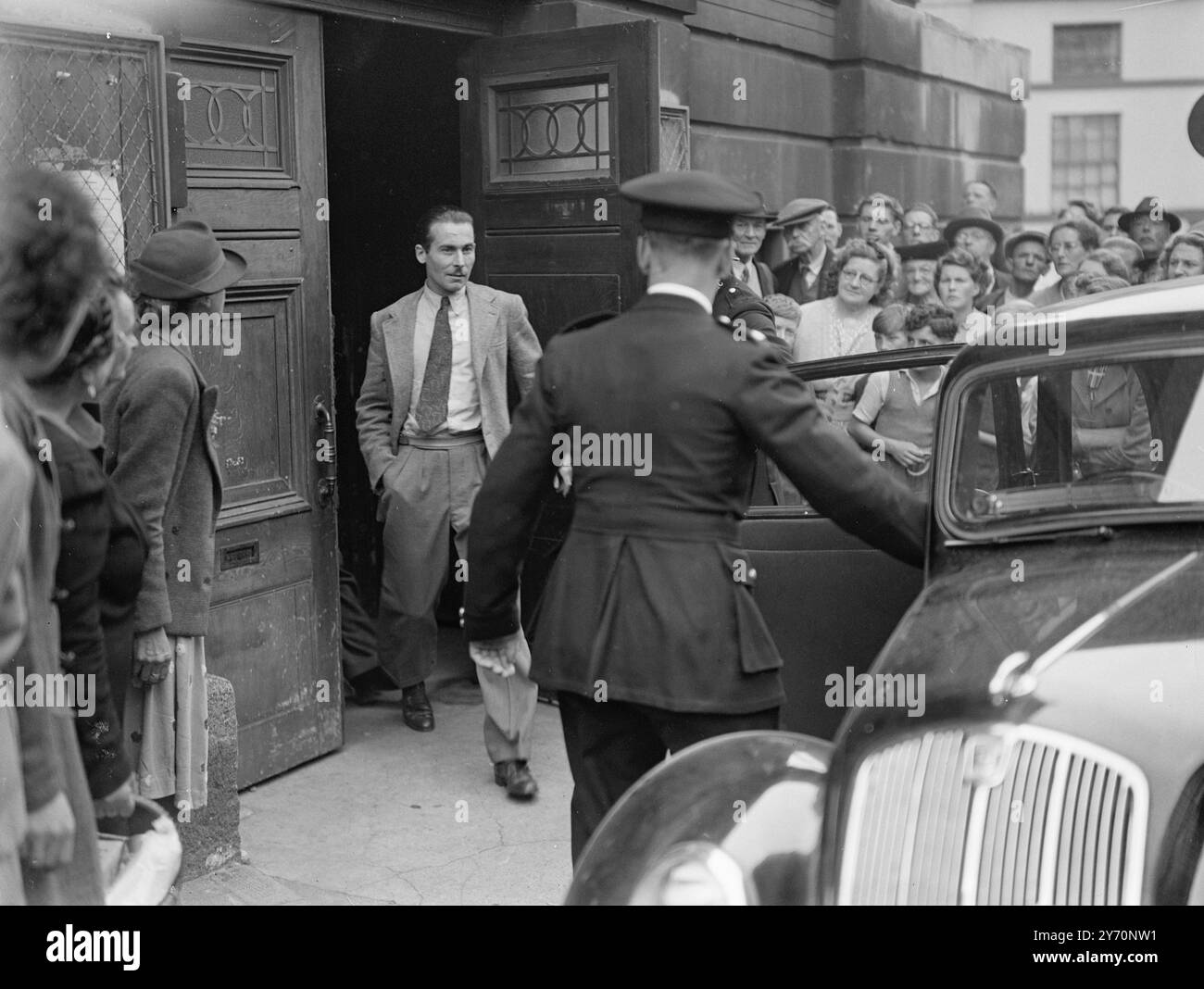 LAMPORT A ÉTÉ PLACÉ EN DÉTENTION PROVISOIRE JUSQU'À LUNDI le caporal William Lamport , ingénieurs royaux, qui a disparu du camp Barton Stacey ( Hants ) le 7 juin , le même jour que le sapper Mess Simons , directeur de compagnie âgé de 40 ans , a été placé en détention provisoire jusqu'à lundi quand il a comparu au tribunal à Andover aujourd'hui . Lamport a été arrêté hier par des membres de la branche des étrangers de Dublin dans une maison de Upper Mount Street , dans le centre de Dublin . Soldat régulier avec 16 ans de service, Lamport était responsable de la garde du camp Barton Stacey le 7 juin. LA PHOTO MONTRE :- le caporal Lamport photographié après Banque D'Images