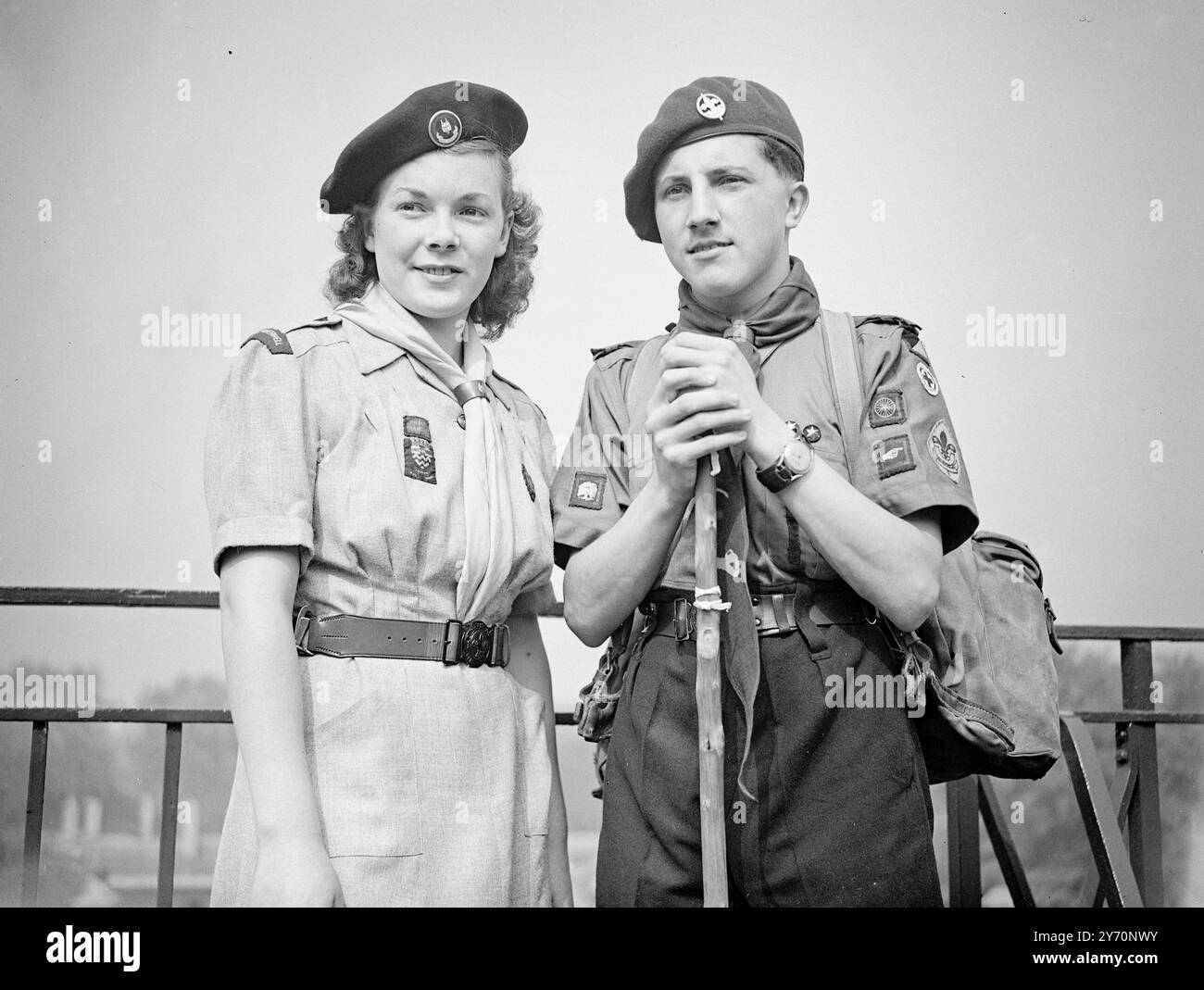LES BOY SCOUTS PEUVENT PORTER DES BÉRETS les changements apportés à l'uniforme bien connu des Boy Scouts, qui fonctionne depuis le 1er octobre, ont été décidés par l'Association des Boy Scouts. Les célèbres chapeaux, adoptés par le fondateur, Lord Baden-Powell , il y a plus de quarante ans, doivent être conservés, mais les garçons de plus de 15 ans seront autorisés à porter un béret lors d'occasions informelles. Lady Cubmasters peut porter des bérets à tout moment, et les pantalons deviennent des vêtements facultatifs pour les sculpteurs, bien que l'on pense que la majorité favorisera toujours les shorts familiers. Il y aura une variation de couleurs dans les bérets, ceux pour les scouts de plus de 15 ans, seniors s. Banque D'Images