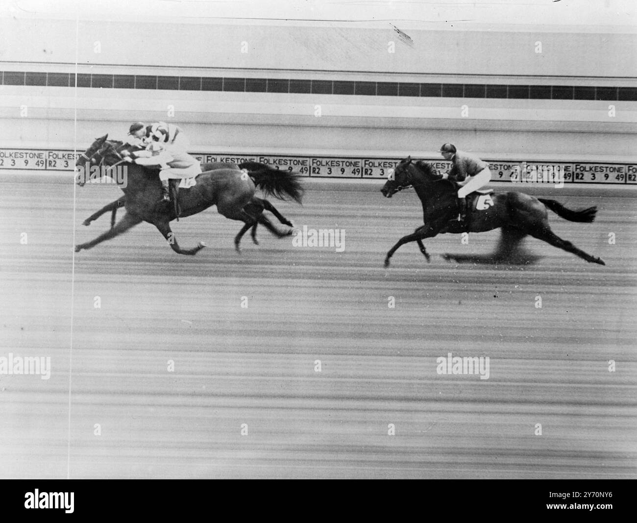 HEAD-HEAD À FOLKSTONE Une photo-finition a été demandée dans la Sandwich Selling handicap plate à Folkstone. Cela a montré que SHENNINGTON ( H. Packham Up), qui était à l'origine la troisième place , avait mort -chauffé avec Meastro ( W.H. Carr Up) , et PEDENTIC ( T. Bartlam Up) a été substitué à la troisième place . IMAGE MONTRE|:- la photo-finition du Sandwich Selling handicap plate à Folkstone , montrant SHENNINGTON et MAESTRO Dead-Heat (caméra Shennington la plus proche ) . 3 septembre 1949 Banque D'Images