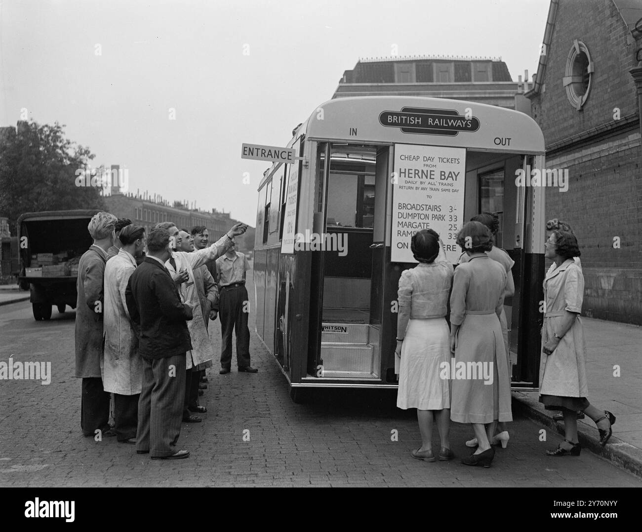 BUREAU DE RÉSERVATION POUR LES PLAGES British Railways doivent prendre le bureau de réservation pour les plages. Un bureau mobile , complet avec des billets , des horaires et de la documentation de voyage , en vue aujourd'hui pour la première fois à Marylebone Station , Londres , visitera les fronts de mer dans les stations balnéaires de la côte sud de Kent au Devon , vendant des billets pour une journée bon marché , une demi-journée et une excursion en soirée , et fournira aux holdiay-makers toutes les informations de voyage dont ils ont besoin . Le bureau mobile - une remorque - sera transporté d'un point à l'autre par un tracteur , la tournée débutant le lundi 22 août à Herne Bay . IMAGE S Banque D'Images