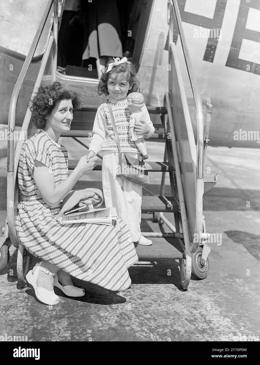 WENDY , ÂGÉE de 4 ans, VOLE PAR ELLE-MÊME en congé de sa mère à Northolt Aerodrome ( Londres ) aujourd'hui , lundi , est WENDY SUSAN BABOT , âgée de 4 ans . Wendy était sur le point d'embarquer à bord d'un paquebot Swissair pour voler sans être accompagnée vers la Suisse , où elle doit subir un traitement pour une plainte de poitrine . 15 août 1949 Banque D'Images