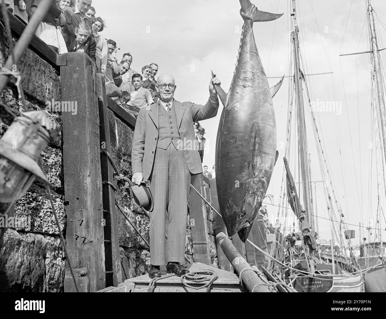 LE PRIX DU DOC'S CATCH le genre de prise dont rêvent les pêcheurs a été enlevé par le Dr .A.B.K.Watkins, de Newcastle, Nouvelle-Galles du Sud, Australie, qui est photographié avec le tunnin géant pesant 423 livres qu'il a débarqué lors de son premier jour de pêche à Scarborough, Yorkshire. Le docteur est vice-président de la New South Wales Game Fishing Association, et il est ici en voyage d'affaires. L'un des pêcheurs de poissons de chasse les plus connus en Australie, il pense que le matériel utilisé dans ce pays est beaucoup trop lourd. 8 septembre 1949 Banque D'Images