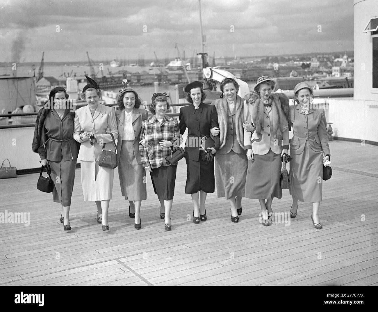 RYDER CUP ÉPOUSES LES golfeurs de Ryder Cup de l'Amérique - et les épouses - sont arrivés à Southampton dans le paquebot étoile blanche de Cunard 'Queen Elizabeth'. Ils rencontrent des professionnels britanniques lors de la bataille de coupe les 16 et 17 septembre et joueront ensuite dans le championnat Masters' et Matchplay. L'équipe est dirigée par Ben Hogan, agit en tant que capitaine bien qu'il ne pouvait toujours pas jouer à cause de blessures qu'il a reçues dans un accident de voiture l'hiver dernier. Les bagages des golfeurs comprennent des réserves généreuses de bœuf, de hanms et de bacon. IMAGES MONTRENT :- épouses des golfeurs de la Ryder Cup américaine . 9 septembre 1949 Banque D'Images