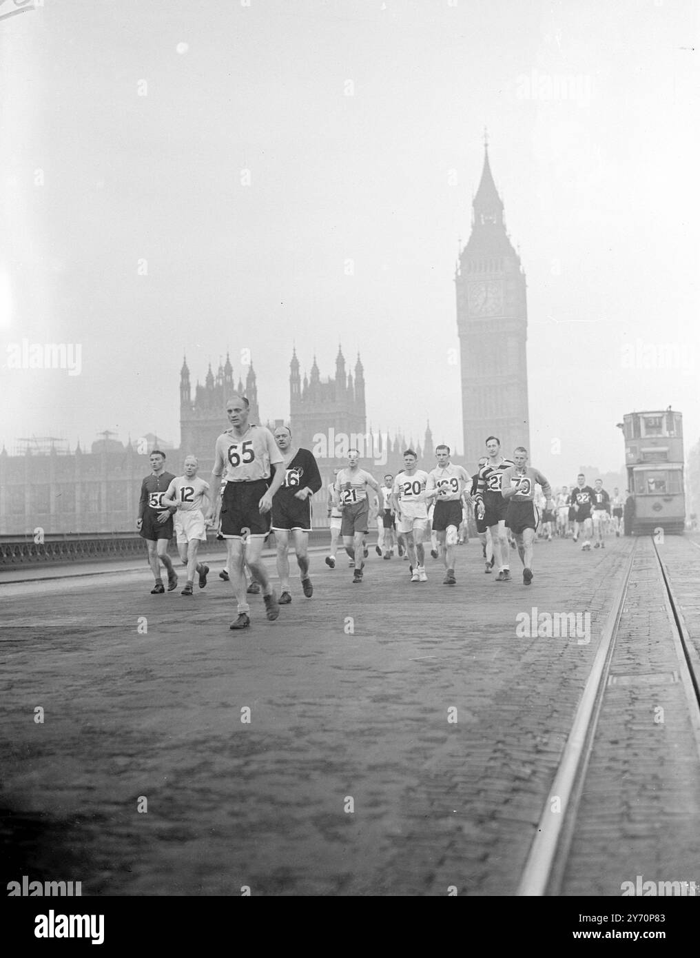 LONDRES - LES MARCHEURS DE BRIGHTON COMMENCENT SUR LE COUP avec l'horloge la plus connue du monde agissant comme démarreur officiel, plus de 100 concurrents sont partis de Big Ben, Londres, à 7 HEURES aujourd'hui dans le Surrey Walking clubs annuel Londres à Brighton -dit par le président du club, MRS Horton, à la seule course qui est certain de commencer mort à l'heure. Le point d'arrivée de la promenade était l'aquarium de Brighton, à plus de 50 miles. L'IMAGE MONTRE:- MR.N.Y. Horton NO. 65, qui a été classé 3e l'an dernier, mène les concurrents sur le pont de Westminster ce matin après le départ de la course. 10 septembre 1949 Banque D'Images