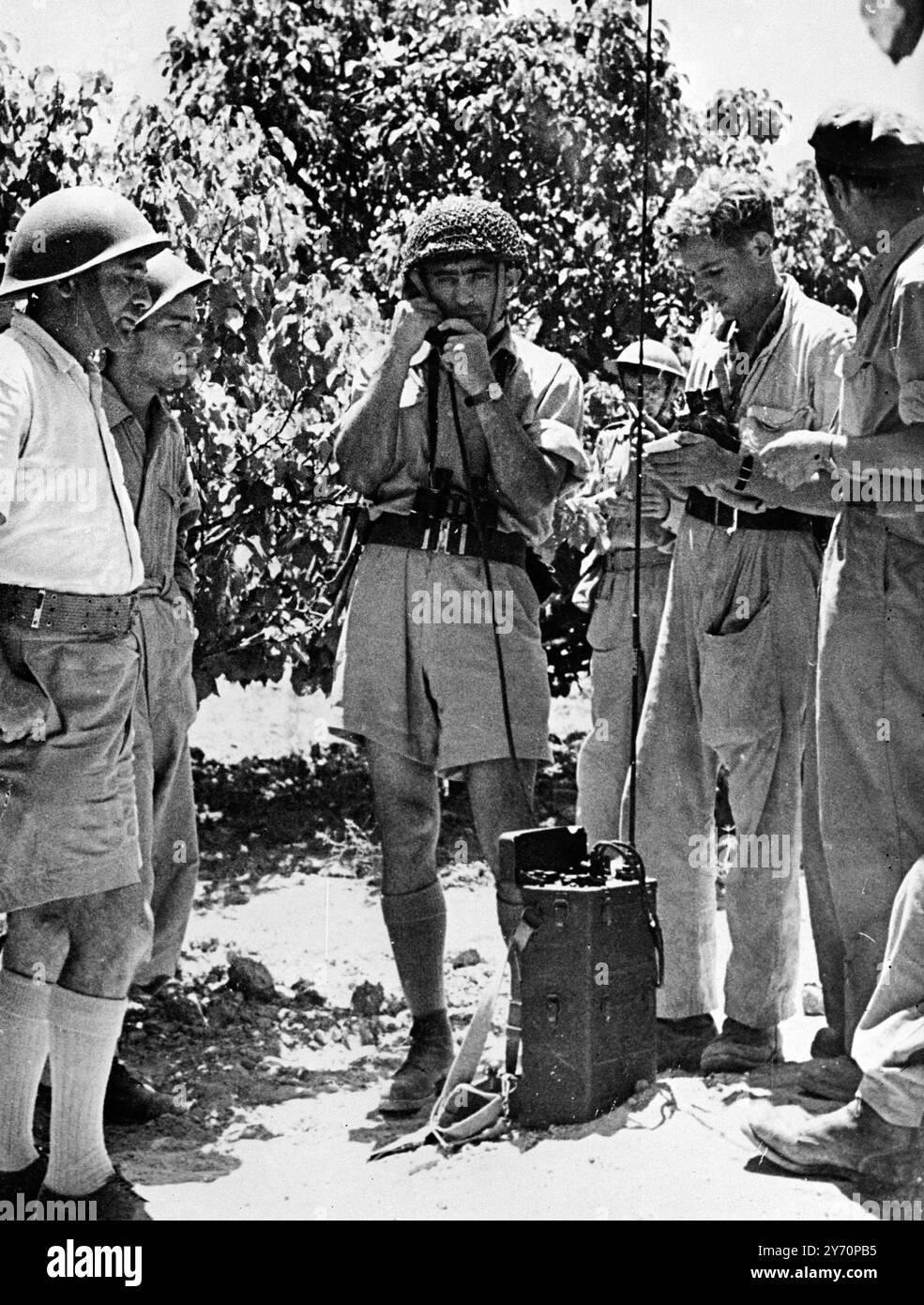 Bien que la paix règne à nouveau en Palestine , les avant-postes restent en contact à intervalles réguliers - juste pour s'assurer . Voici une tenue de talkie-walkie utilisée dans un avant-poste juif près d'Isdud (au sud de tel Aviv) . 17 juin 1948 Banque D'Images