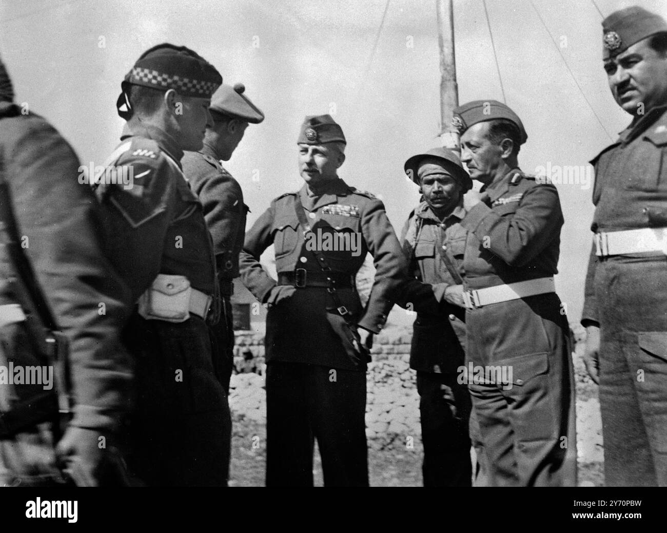 Le lieutenant général Gha MacMillan GOC en chef Palestine , et le brigadier Glubb Pacha , commandant de la Légion arabe , sont intervenus dans une bataille dans la banlieue nord de Jérusalem le mercredi 24 mars 1948 , après que des Arabes eurent tendu une embuscade à un convoi juif . 12 Juifs furent tués et de nombreux blessés. Le général MacMillan et le brigadier Glubb arrivent alors que l'engagement est en cours. Le général marcha pour parler aux Arabes et, après 25 min de parley, les Arabes acceptèrent de remettre leurs prisonniers blessés à l'hôpital de Jérusalem. Le général et ses deux jeeps ont ensuite traversé le gang arabe armé avoué Banque D'Images
