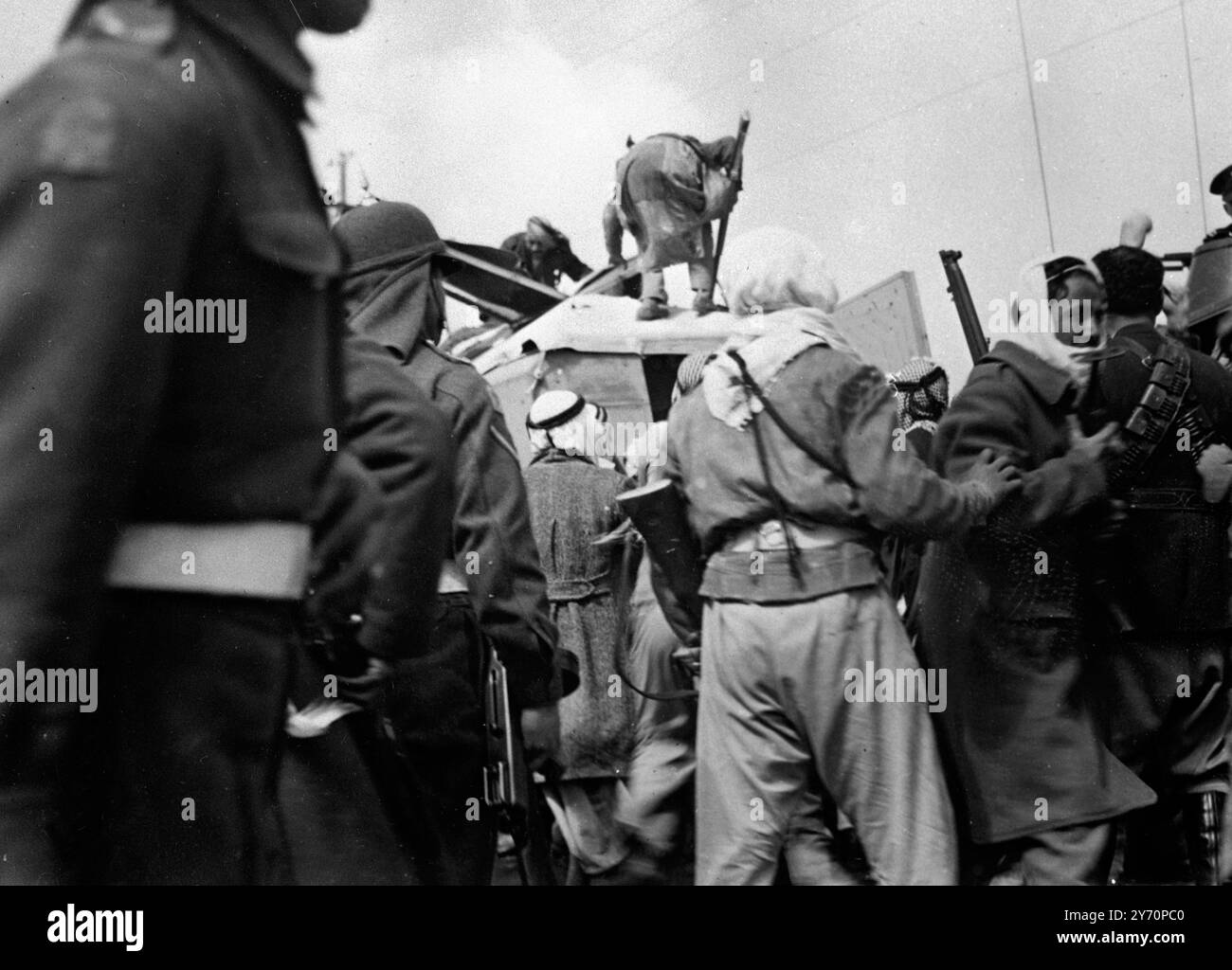 Le lieutenant général Gha MacMillan GOC en chef Palestine , et le brigadier Glubb Pacha , commandant de la Légion arabe , sont intervenus dans une bataille dans la banlieue nord de Jérusalem le mercredi 24 mars 1948 , après que des Arabes eurent tendu une embuscade à un convoi juif . 12 Juifs furent tués et de nombreux blessés. Le général MacMillan et le brigadier Glubb arrivent alors que l'engagement est en cours. Le général marcha pour parler aux Arabes et, après 25 min de parley, les Arabes acceptèrent de remettre leurs prisonniers blessés à l'hôpital de Jérusalem. Le général et ses deux jeeps ont ensuite traversé le gang arabe armé avoué Banque D'Images