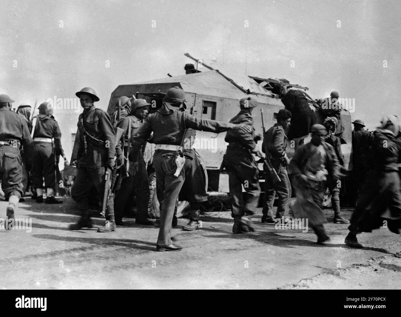 Le lieutenant général Gha MacMillan GOC en chef Palestine , et le brigadier Glubb Pacha , commandant de la Légion arabe , sont intervenus dans une bataille dans la banlieue nord de Jérusalem le mercredi 24 mars 1948 , après que des Arabes eurent tendu une embuscade à un convoi juif . 12 Juifs furent tués et de nombreux blessés. Le général MacMillan et le brigadier Glubb arrivent alors que l'engagement est en cours. Le général marcha pour parler aux Arabes et, après 25 min de parley, les Arabes acceptèrent de remettre leurs prisonniers blessés à l'hôpital de Jérusalem. Le général et ses deux jeeps ont ensuite traversé le gang arabe armé avoué Banque D'Images