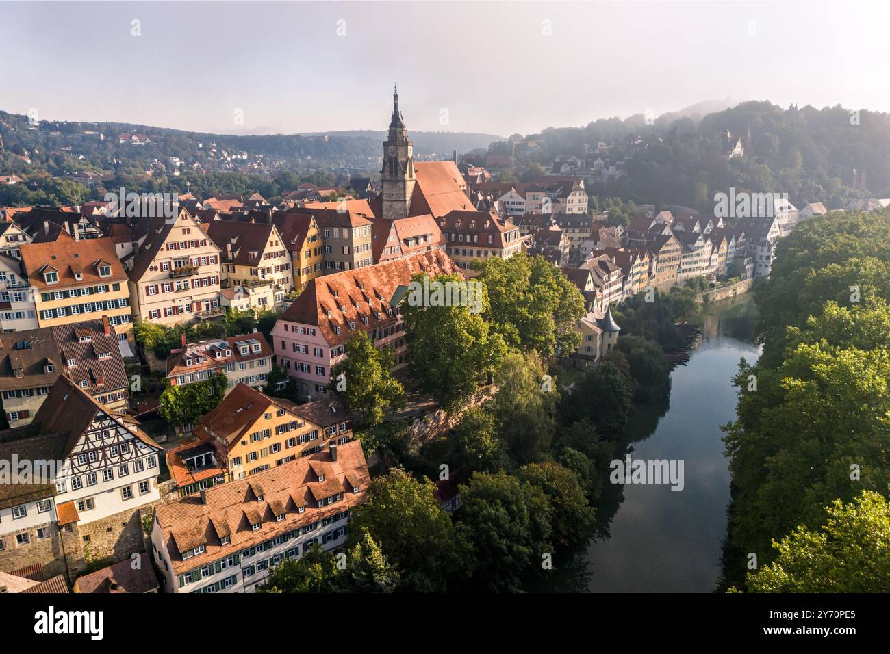 Vue aérienne de la vieille ville de Tübingen et de la rivière Neckar dans le brouillard matinal Banque D'Images