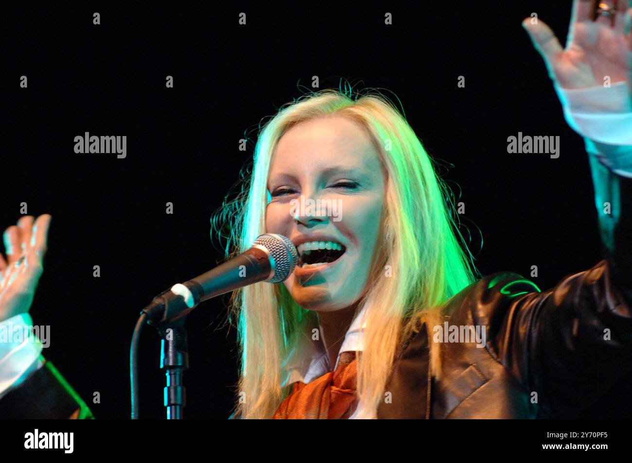 Milan Italie 02/2006 : Patty Pravo, chanteuse italienne, lors du concert live au Teatro Smeraldo Banque D'Images