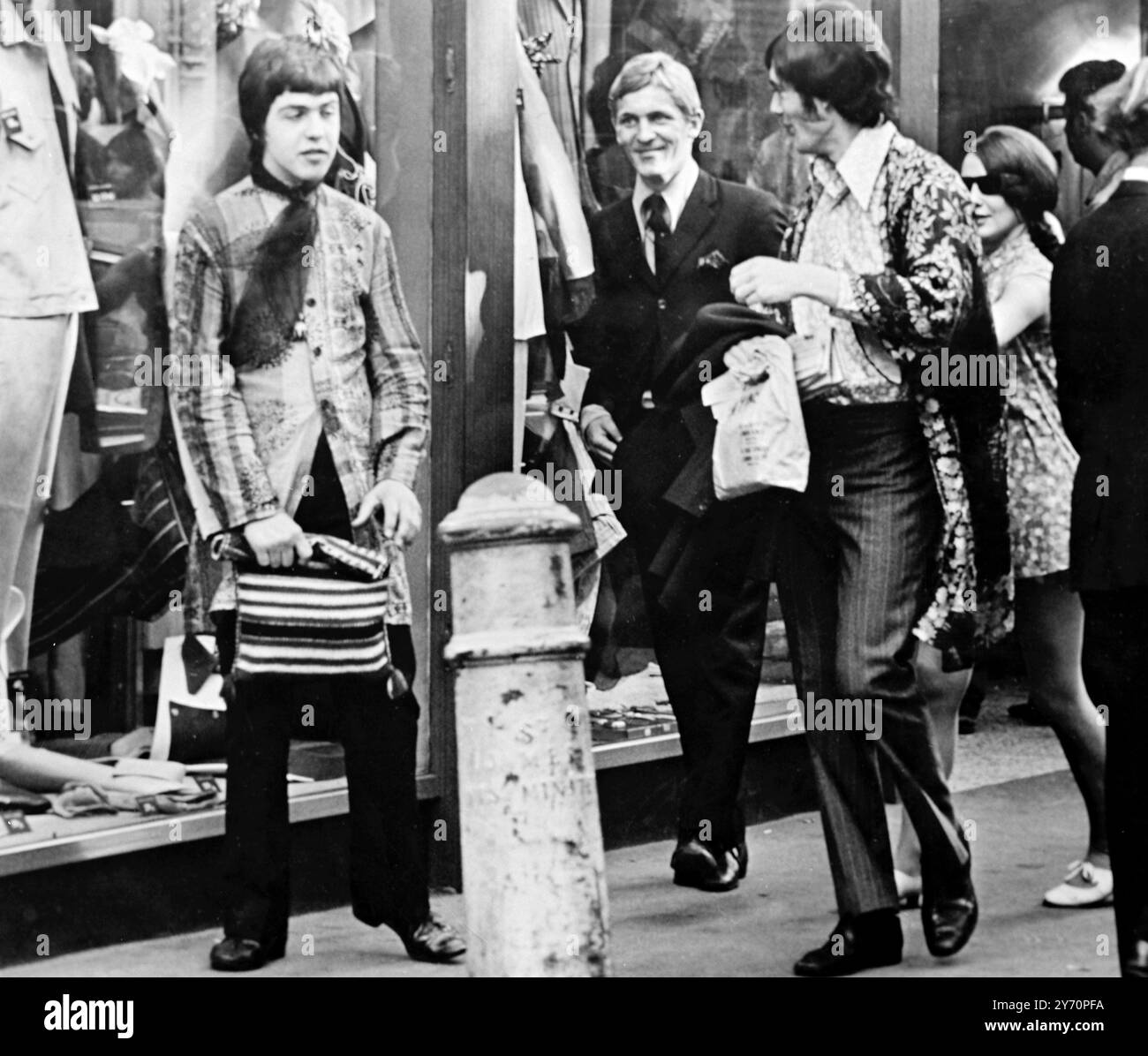 Le centre de la mode londonien pour les plus jeunes est Carnaby Street, la rue la plus connue, sinon la plus populaire de Londres. Les jeunes aux cheveux longs parlent loin les heures à Carnaby Street la Mecque des modes mod de la capitale anglaise tout au long de la mini-jupes aux derniers styles en vestes et pantalons pour hommes peut être acheté à Carnaby Street, la mode des jeunes HQ20 juillet 1967 Banque D'Images