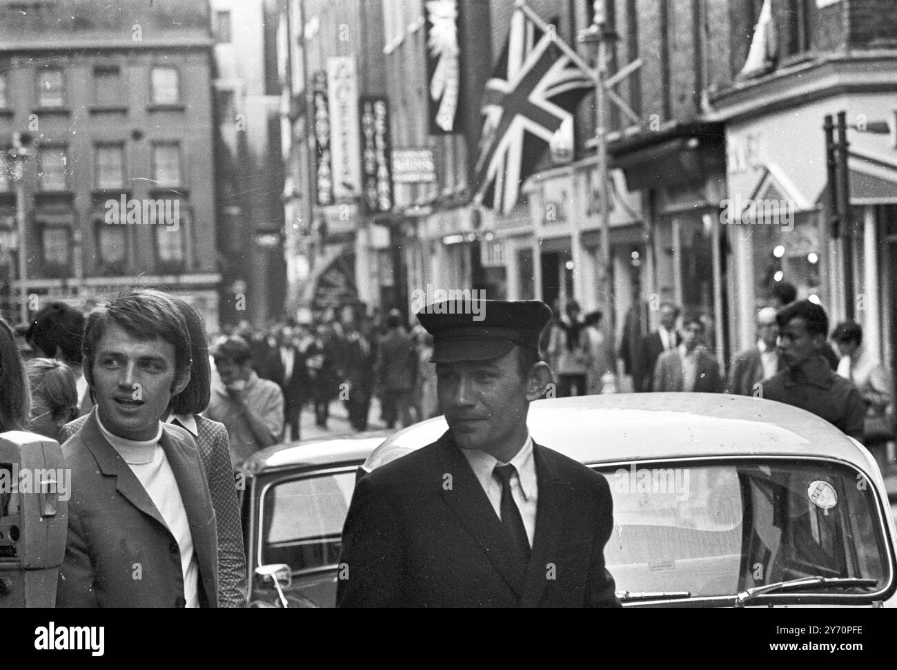 Le centre de la mode londonien pour les plus jeunes est Carnaby Street, la rue la plus connue, sinon la plus populaire de Londres. Les jeunes aux cheveux longs parlent loin les heures à Carnaby Street la Mecque des modes mod de la capitale anglaise tout au long de la mini-jupes aux derniers styles en vestes et pantalons pour hommes peut être acheté à Carnaby Street, la mode des jeunes HQ20 juillet 1967 Banque D'Images