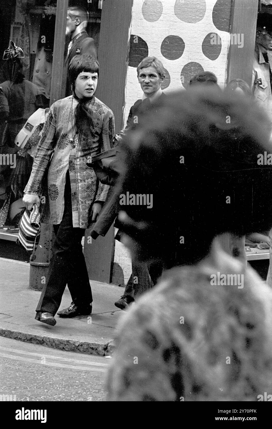 Le centre de la mode londonien pour les plus jeunes est Carnaby Street, la rue la plus connue, sinon la plus populaire de Londres. Les jeunes aux cheveux longs parlent loin les heures à Carnaby Street la Mecque des modes mod de la capitale anglaise tout au long de la mini-jupes aux derniers styles en vestes et pantalons pour hommes peut être acheté à Carnaby Street, la mode des jeunes HQ20 juillet 1967 Banque D'Images