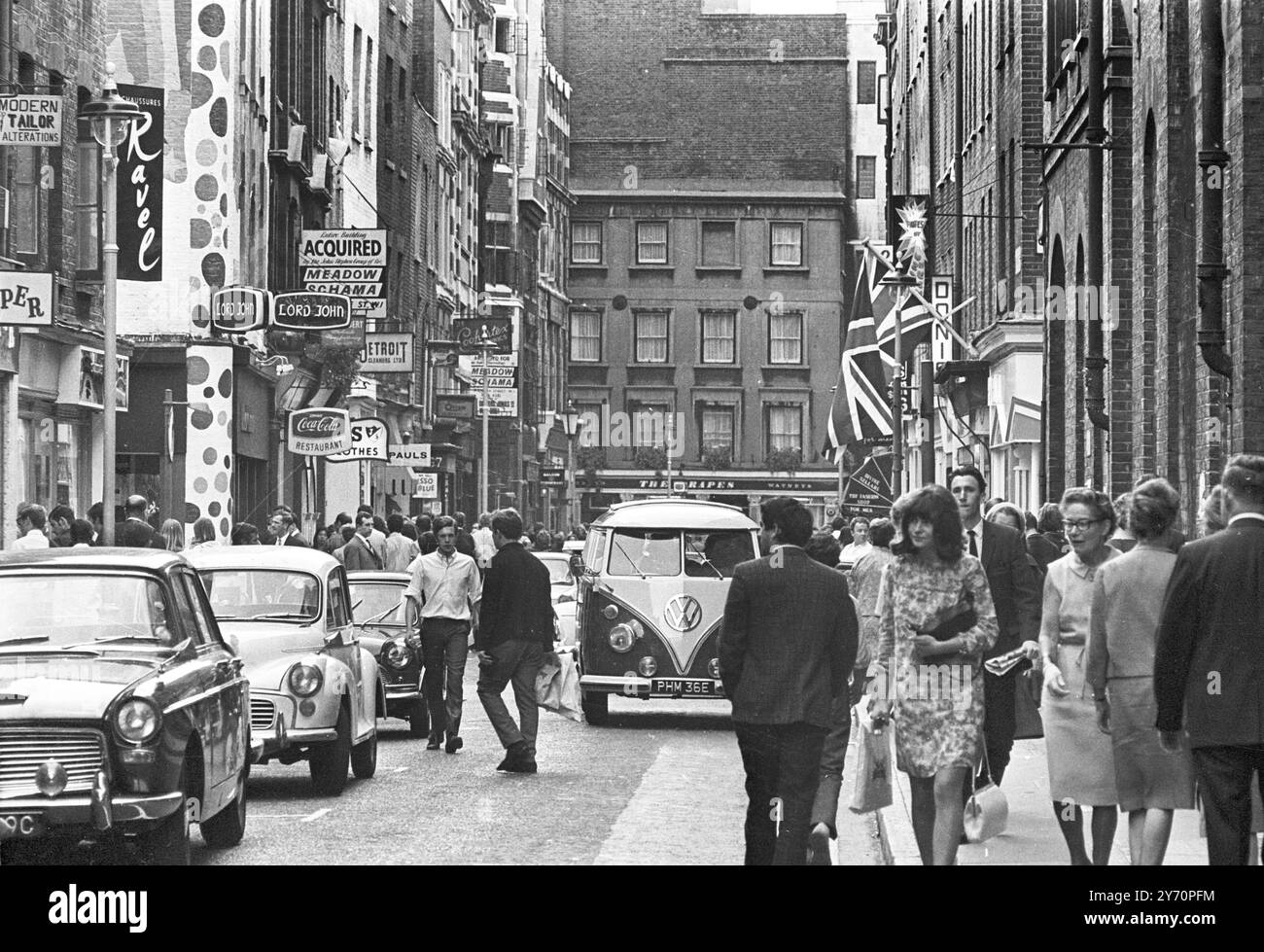 Le centre de la mode londonien pour les plus jeunes est Carnaby Street, la rue la plus connue, sinon la plus populaire de Londres. Les jeunes aux cheveux longs parlent loin les heures à Carnaby Street la Mecque des modes mod de la capitale anglaise tout au long de la mini-jupes aux derniers styles en vestes et pantalons pour hommes peut être acheté à Carnaby Street, la mode des jeunes HQ20 juillet 1967 Banque D'Images