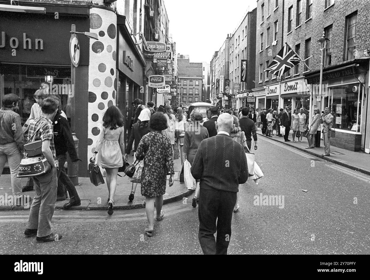 Le centre de la mode londonien pour les plus jeunes est Carnaby Street, la rue la plus connue, sinon la plus populaire de Londres. Les jeunes aux cheveux longs parlent loin les heures à Carnaby Street la Mecque des modes mod de la capitale anglaise tout au long de la mini-jupes aux derniers styles en vestes et pantalons pour hommes peut être acheté à Carnaby Street, la mode des jeunes HQ20 juillet 1967 Banque D'Images