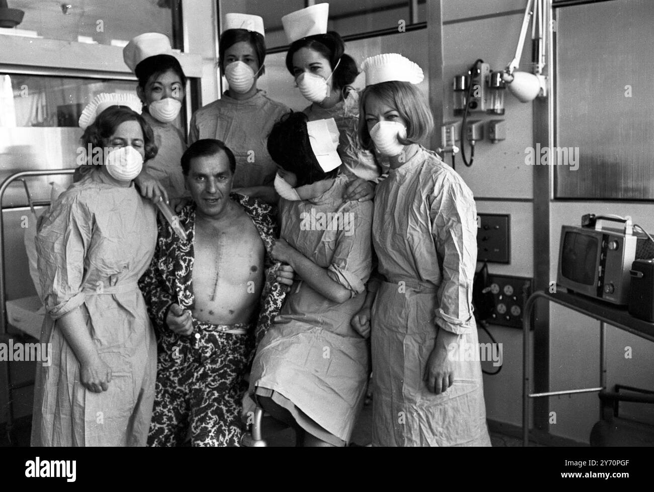 M. Frederick West 45 , de Leigh-on-Sea , premier transplanté cardiaque de Grande-Bretagne , au National Heart Hospital , Marylebone , Londres , aujourd'hui , avec sa poitrine cousue , pose avec son équipe d'infirmières dans sa suite hospitalière spéciale . Hier , M. West a été déplacé du théâtre où l'opération a eu lieu il y a trois semaines et trois jours , dans sa propre suite d'hôpital . M. West a reçu le coeur du charpentier Irlandais , M. Patrick Ryan , 26 ans , décédé suite à une chute d'un chantier de construction . 28 mai 1968 Banque D'Images