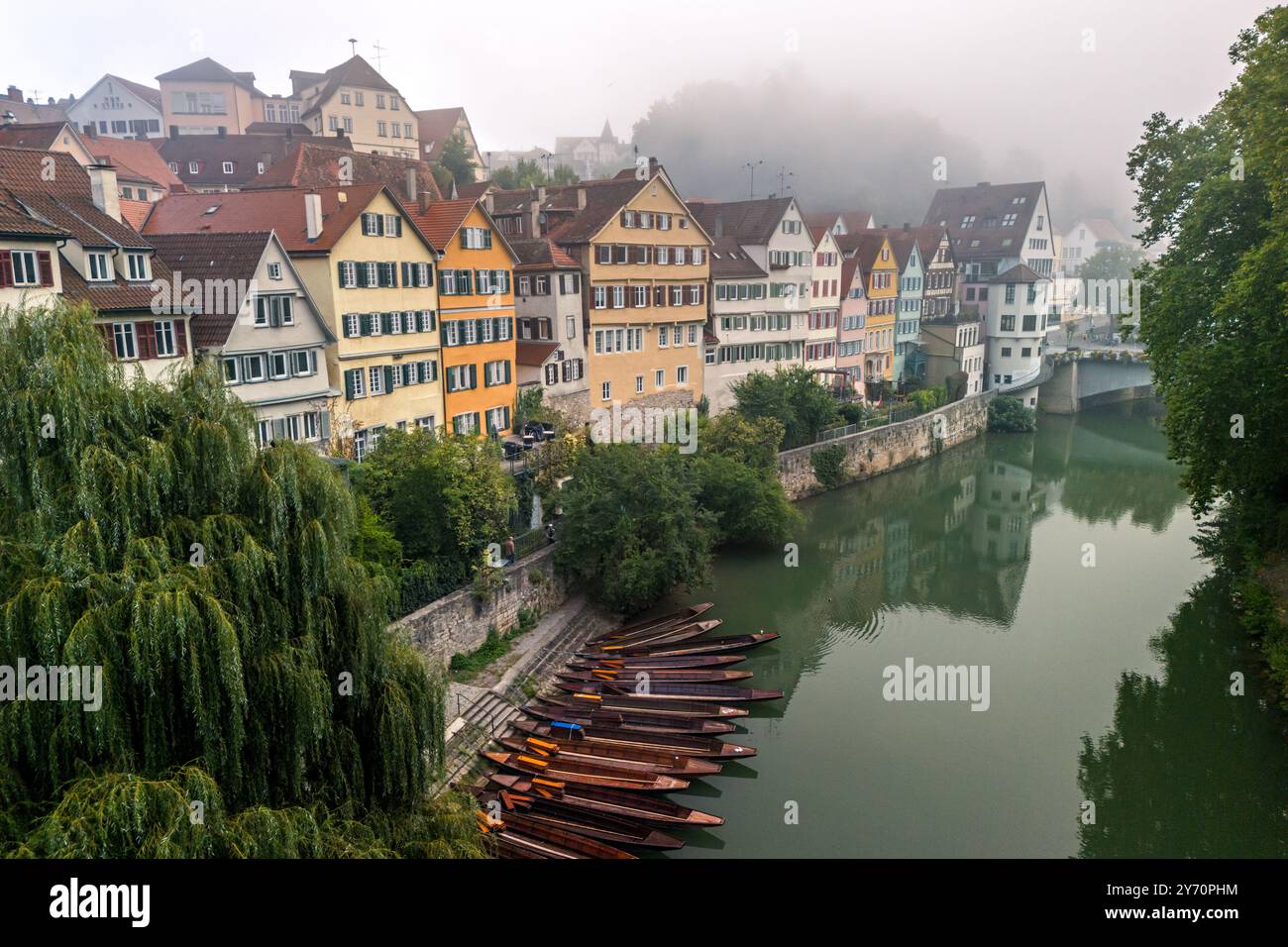 Bateaux traditionnels (Stocherkahn) devant des bâtiments pittoresques sur le front de mer de Tübingen dans le brouillard matinal Banque D'Images