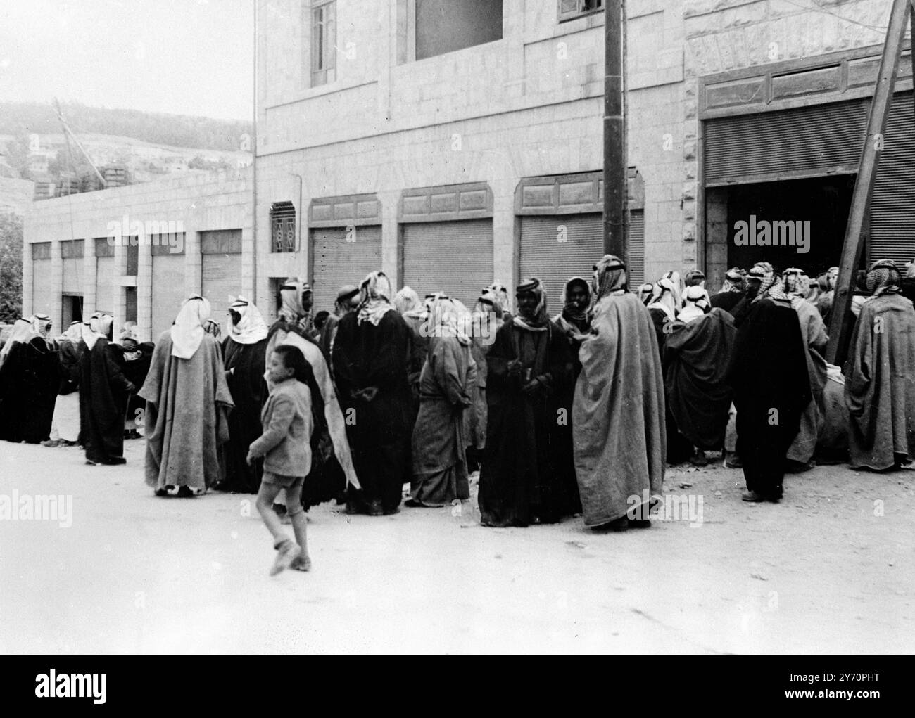 LES ARABES SE PORTENT VOLONTAIRES POUR REJOINDRE LA ' LÉGION ARABE ' tous les états arabes, à l'exception de l'Iraq, ont jusqu'à présent rejeté le service militaire obligatoire universel. Les armées arabes sont composées de volontaires, mais ce qui va se passer maintenant que les Arabes ont déclaré la ' guerre sainte ' aux Juifs de Palestine reste à voir. PHOTO MONTRE : la scène devant un bureau de conscription arabe montrant des Bédouins faisant la queue pour rejoindre la Légion arabe . 4 décembre 1947 Banque D'Images