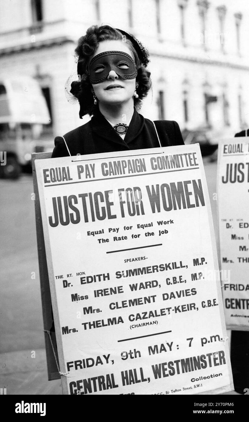 Masqué - pour faire pression sur les revendications des femmes - - Une femme masquée parcourt avec une pancarte dans le Strand , Londres pour annoncer l'égalité des salaires pour les femmes réunion de campagne . Les porteurs de pancartes marchèrent du Strand au Piccadilly Circus , en encerclant la statue de Florence Nightingale à Waterloo place en hommage au grand victorien . De nombreuses femmes professionnelles étaient en mars - - 7 mai 1952 Banque D'Images