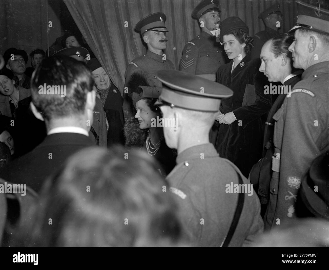Sa Majesté la Reine , accompagnée de S.A.R. la princesse Elizabeth , a assisté aujourd'hui au mariage du major Eric Penn , MC Grenadier Guards , et de Mlle prudence Stewart-Wilson à St Mark's North Audley Street . C'était la première sortie de la princesse Elizabeth depuis son rhume qui l'obligea à annuler plusieurs engagements , et probablement la dernière apparition de sa Majesté avant le départ sur le Royal Tour en Afrique du Sud . Vu ici sa Majesté la Reine et SAR la Princesse Elizabeth quittant l'église. 29 janvier 1947 Banque D'Images