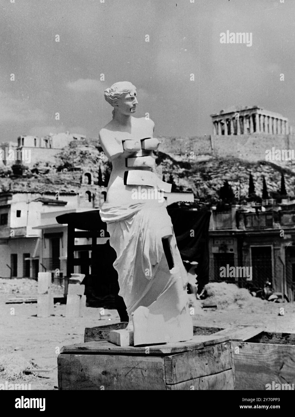 Œuvre de Salvador Dali intitulée Vénus aux tiroirs sur fond d'Acropole. C'est l'une des 150 sculptures chefs-d'œuvre expédiées à Athènes pour la première Biennale internationale de sculpture. Grèce - 6 septembre 1965 Banque D'Images