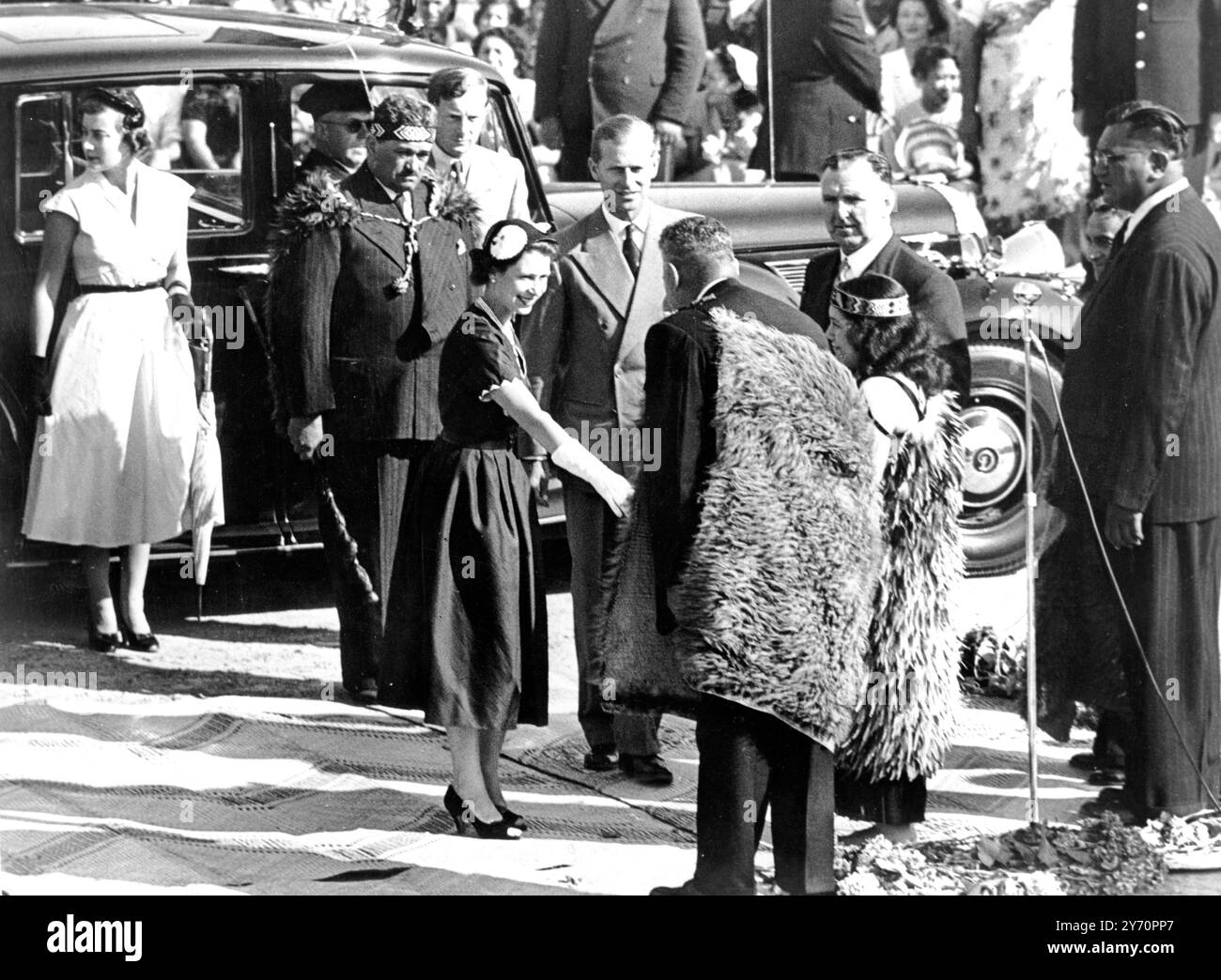 LA REINE EN NOUVEAU ZEALANDTHE REINE et LE DUC D'EDIMBOURG accueillis par le ROI maori KOROKI et le premier ministre de Nouvelle-Zélande Mr. S.G. HOLLAND. La reine Elizabeth est devenue la première personne blanche pour qui les Maoris ont invoqué la protection et la bonne volonté de leurs dieux lors de leur visite à Ngaruawahia. 1er janvier 1954 Banque D'Images