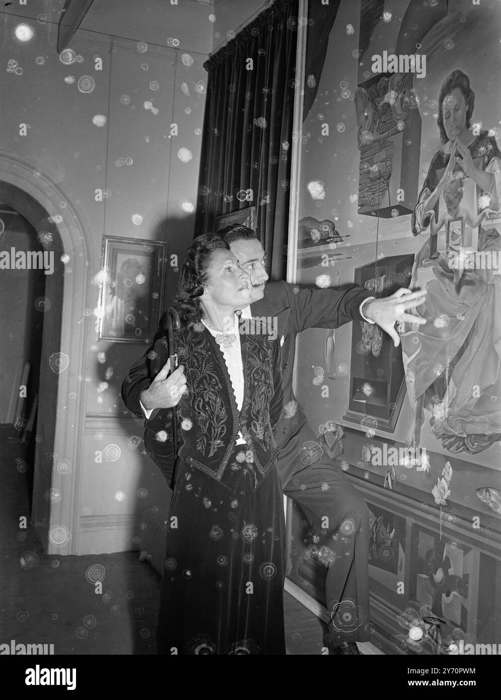 Salvador Dali et son épouse Gala discutent de son œuvre d'art 'la Grande Madone de Port Lligat' à la Galerie Lefevre à Mayfair, London2 décembre 1951 Banque D'Images