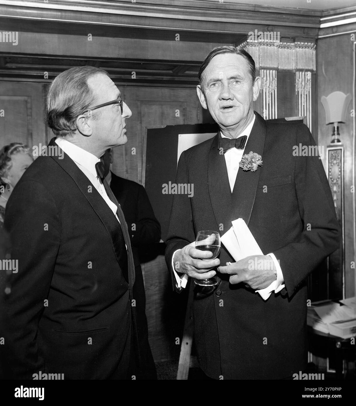M. John Gorton ( à droite ) , premier ministre de l'Australie , discutant avec Lord Carrington , à l'hôtel Dorchester , Londres ce soir , où M. Gorton , était l'invité d'honneur d'un dîner de l'Australia Day . 17 janvier 1969 Banque D'Images