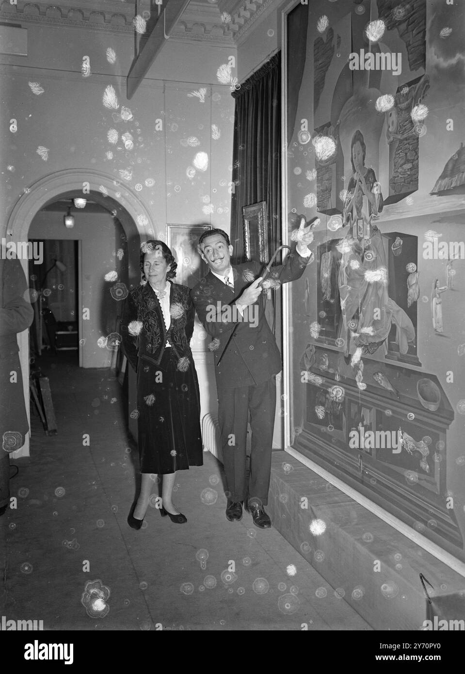 Salvador Dali et son épouse Gala discutent de son œuvre d'art 'la Grande Madone de Port Lligat' à la Galerie Lefevre à Mayfair, London2 décembre 1951 Banque D'Images