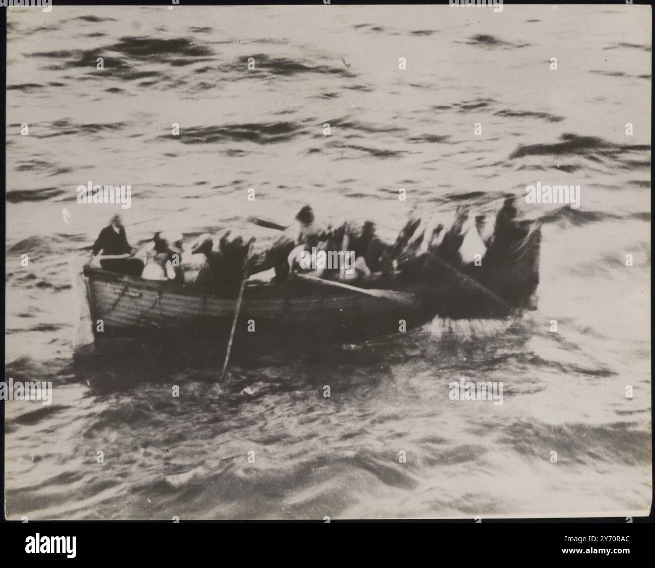 VICTIMES DE U-BOAT. PHOTO MONTRE:- certains membres de l'équipage du paquebot britannique "City of Mandalay" qui a été torpillé dans le centre-Atlantique, dans l'un des bateaux du navire. Cette photo a été prise depuis le paquebot américain Independence Hall qui a secouru plus de 300 survivants de deux victimes de U-Boot. 18 novembre 1939 Banque D'Images