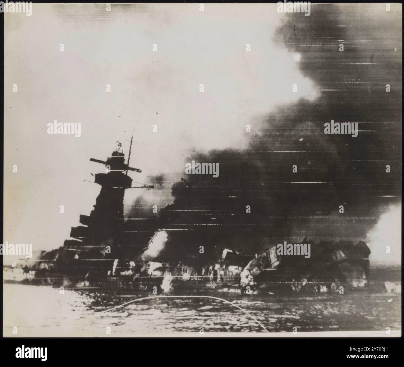 LES FLAMMES AMÈNENT LE CUIRASSÉ DE POCHE À LA FIN IGNOMINIEUSE. PHOTOS RADIOPHONIQUES : le cuirassé de poche allemand 'Admiral Graf Spee' s'embrasa de la tige à la poupe après que son commandant, le capitaine Langsdorf, l'eut sabordé au large de Montevideo, en Uruguay, plutôt que de livrer bataille aux navires de guerre britanniques en attente désireux de terminer la déroute qui avait conduit le cuirassé à l'abri. 20 décembre 1939 Banque D'Images