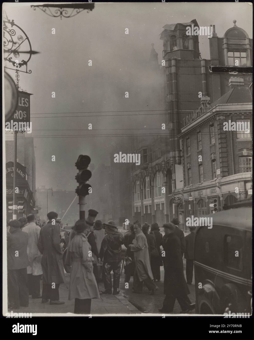 CENTRE DE LONDRES LOURDEMENT BOMBARDÉ DANS LES RAIDS DE NUIT, les raids allemands au-dessus de Londres pendant la nuit ont consacré la plupart de leur attention à la région du centre de Londres, sur laquelle un nombre de bombes, y compris des incendiaires, ont été larguées, MONTRE DES PHOTOS:- pompiers au travail sur un bâtiment en feu dans la région du centre de Londres, 25 septembre 1940 CENOR Nos.74392/4 Banque D'Images