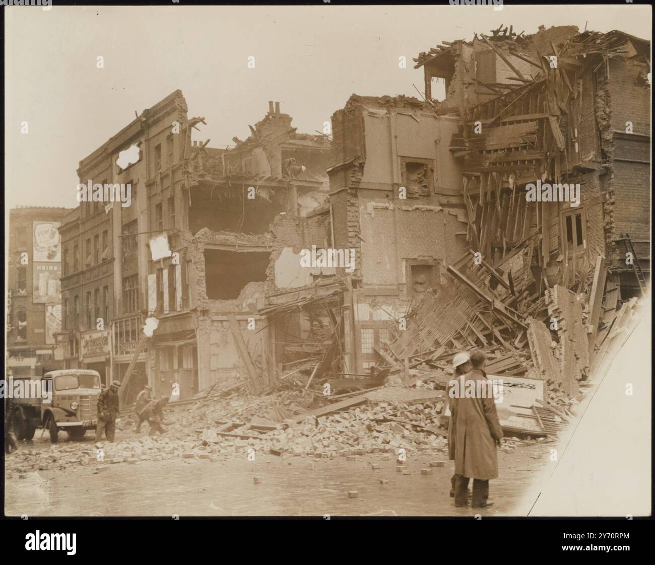 Les magasins BOMBARDÉS À LONDRES et les biens civils étaient à nouveau les principaux objectifs des bombes larguées par les aviateurs nazis lors de raids nocturnes renouvelés sur Londres. PHOTO MONTRE:- dommages dans une rue de Londres où des incendies ont commencé et des bâtiments démolis. 17 septembre 1940 Banque D'Images