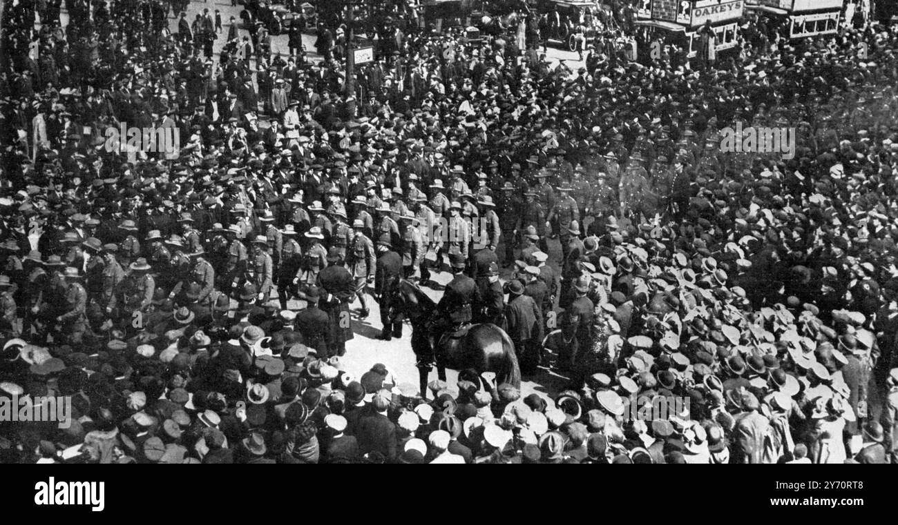 Hommage aux héros morts à Gallipoli : Anzac Day 25 avril 1916 . La marche des Anzac à Londres le jour de l'Anzac : la colonne en route vers l'abbaye de Westminster , Londres , Angleterre . 29 avril 1916 Banque D'Images