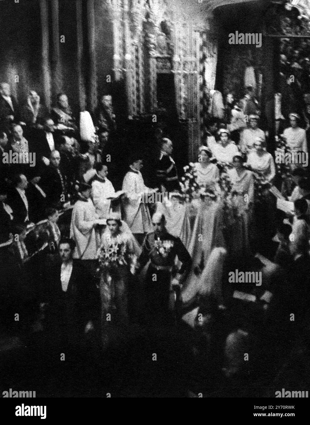 Le mariage royal : Détails de la cérémonie du duc de Kent et de la princesse Marina de Grèce à l'abbaye de Westminster 29 novembre 1934 . Vu ici l'épouse princesse Marina de Grèce , marchant en procession vers l'autel , soutenu par son père le prince Nicolas de Grèce , et suivi par ses demoiselles d'honneur , dirigées par la princesse Elizabeth d'York et Lady Mary Cambridge , Londres , Angleterre . 1er décembre 1934 Banque D'Images