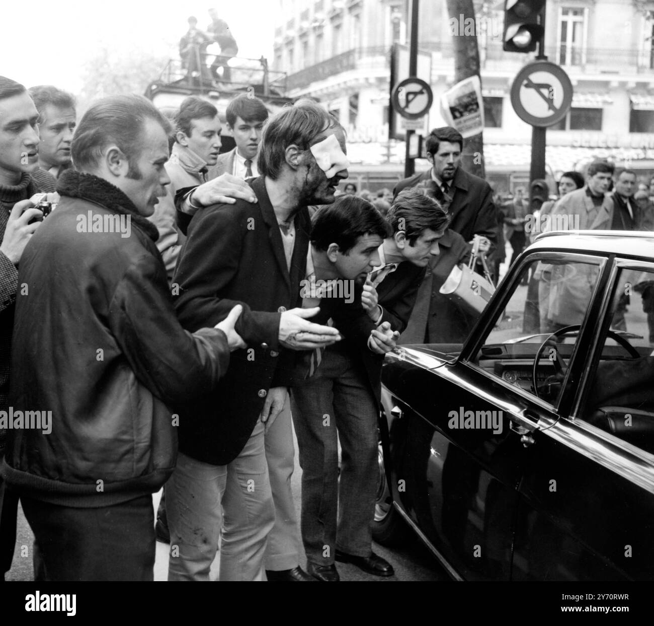 BLESSÉ DANS LE CLASHAn étudiant blessé manifestant est escorté par un ami sur le boulevard Saint-Michel lors de la manifestation d’hier. La manifestation a coïncidé avec l'arrivée à la Sorbonne, de huit étudiants, conduits par Daniel 'Dany le Rouge' Cohn-Bendit pour faire face au comité de discipline du Conseil universitaire de Paris. À leur arrivée, les étudiants ont été cernés par de lourdes forces de police. 7 mai 1968 Banque D'Images