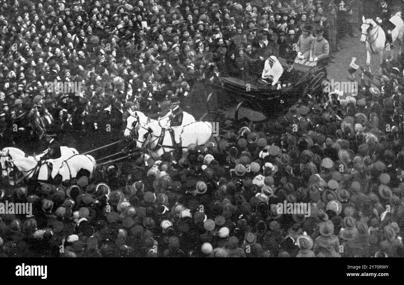 Le mariage de la princesse Patricia et du commandant Alexander Ramsay 27 février 1919 , départ de l'abbaye de Westminster , la mariée et mariée conduisant à travers la foule vaste et réjouissante , Londres , Angleterre . 8 mars 1919 Banque D'Images
