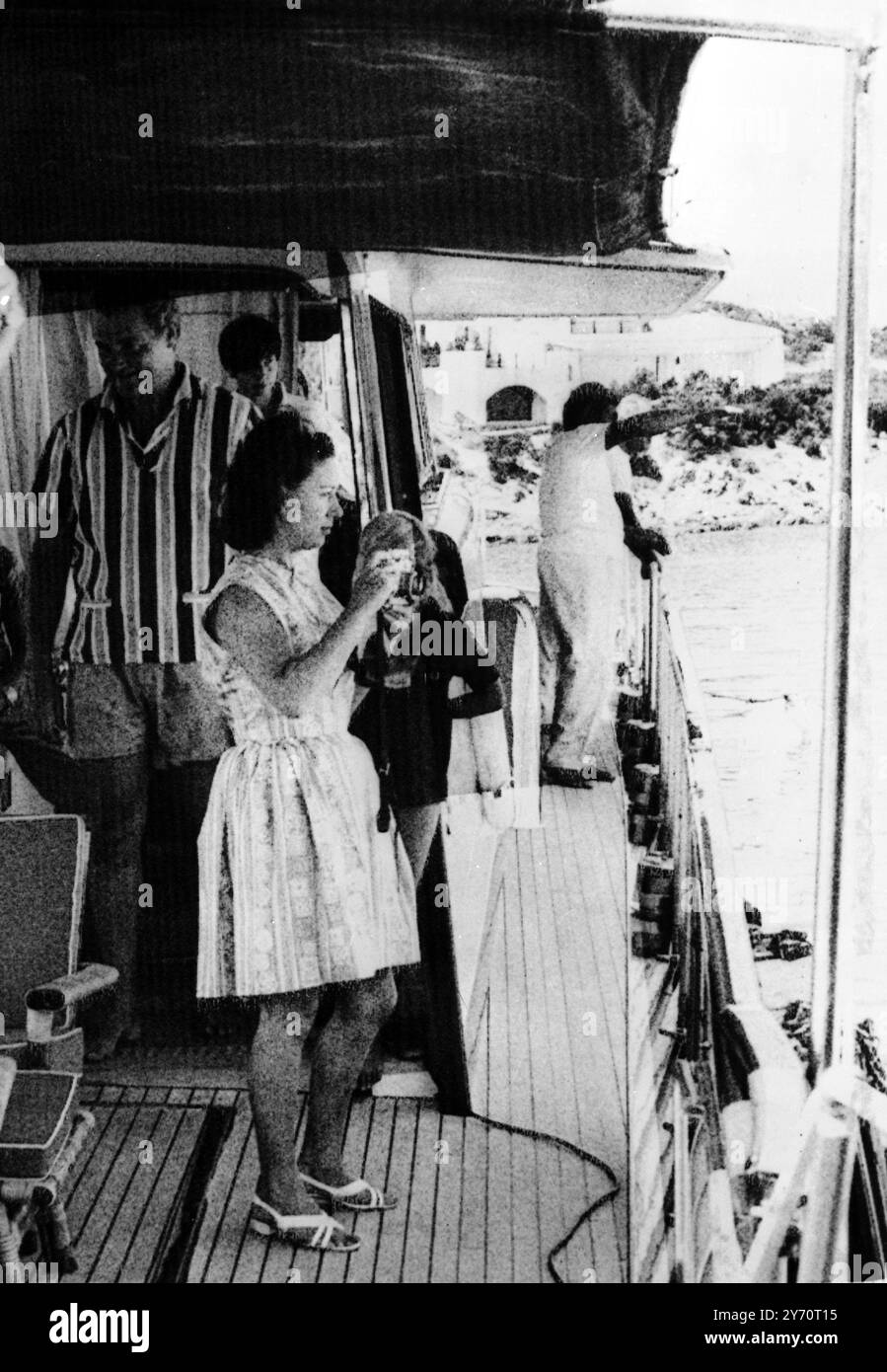 Côte d'émeraude , Sardaigne : juste pour prouver la main de plus d'une caméra dans la famille royale , la princesse Margaret vise du pont de l'acteur Peter Sellers yacht , au large de la côte sarde . La princesse , habituellement à l'autre bout de l'objectif, et son mari photographe, Lord Snowdon, sont actuellement en vacances en tant qu'invité de l'Aga Khan , qui possède une station balnéaire sur l'île. 18 août 1967 Banque D'Images