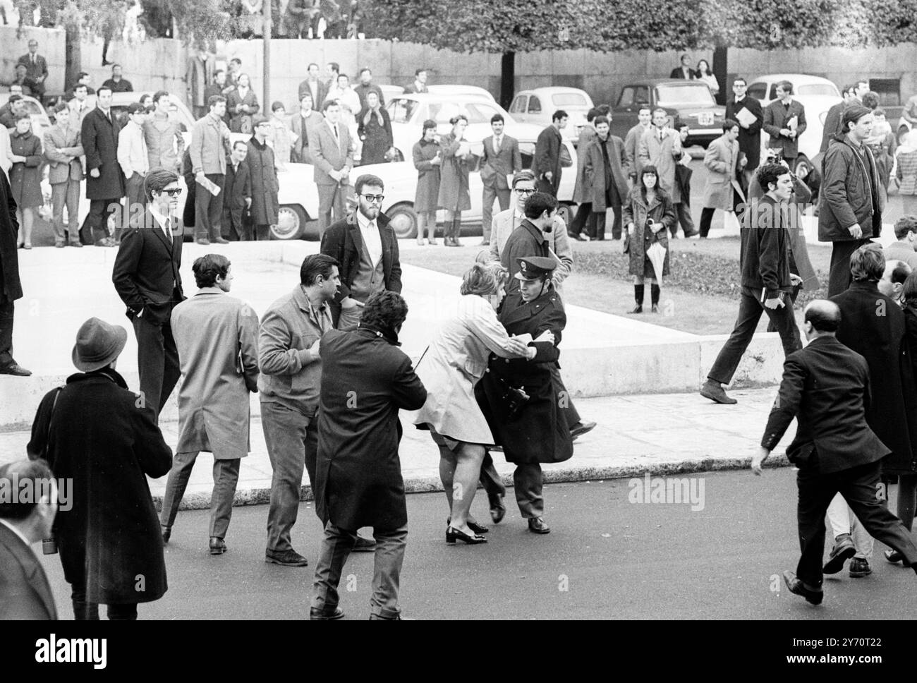 Rome : Une étudiante est emmenée par un policier lors de bagarres entre quelque 500 étudiants et la police alors que les étudiants en grève ont réoccupé la Faculté des lettres de l'Université de Rome le 23 février 1968 . Les étudiants ont contourné les lignes de police et se sont barricadés dans le bâtiment avec des bureaux et des bancs . Ces incidents étaient les derniers d'une série de manifestations d'une semaine en faveur du «pouvoir étudiant» et de la modernisation du système universitaire italien. Banque D'Images