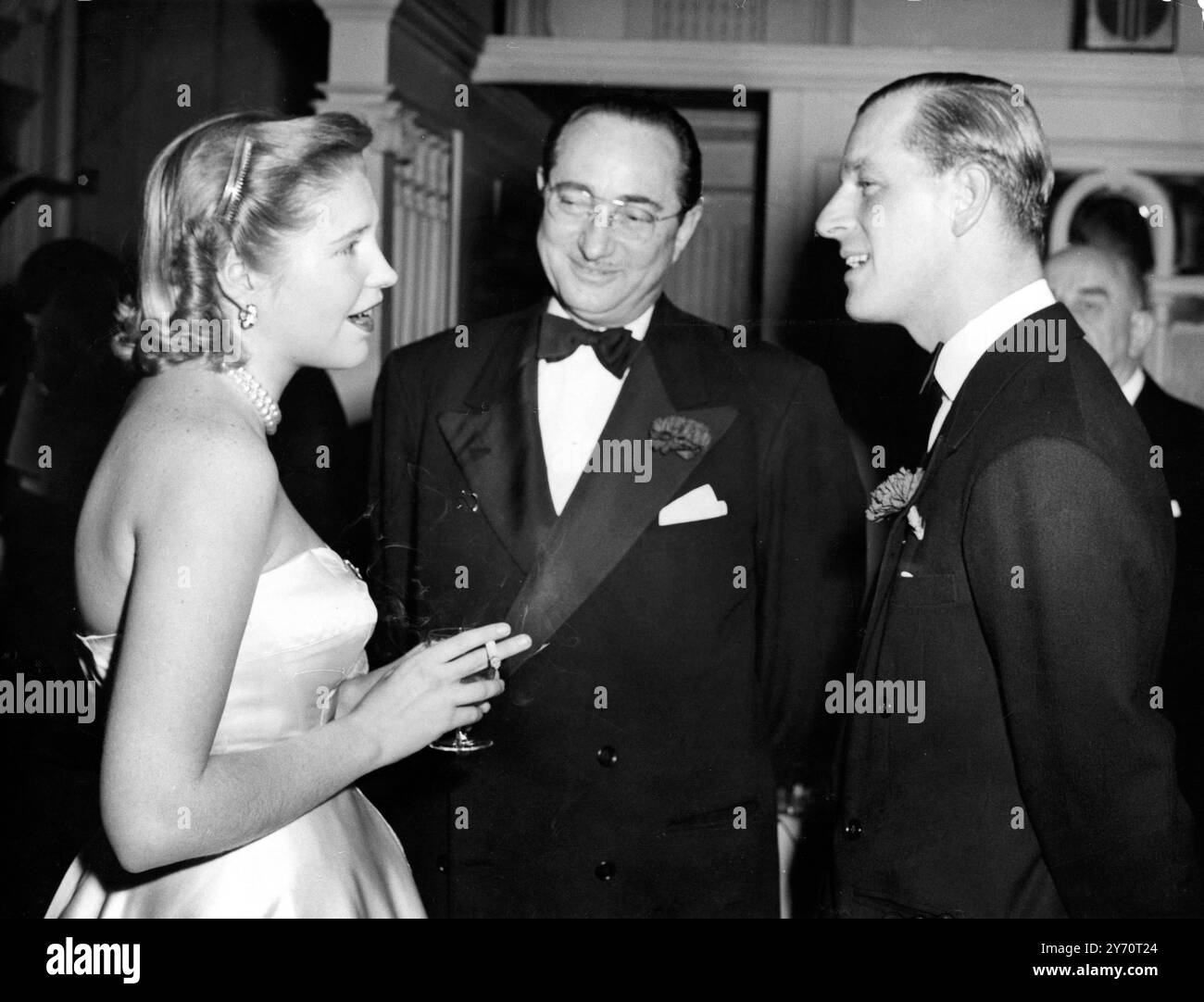Duke rencontre Ava et Frankie le duc d'Édimbourg a passé une soirée avec des stars de la scène et du cinéma de Grande-Bretagne et d'Amérique quand il a assisté à un dîner à l'Empress Club , Dover Street , Londres , aux artistes qui doivent prendre part à un Gala Midnight Matinee au London Coliseum lundi . La Matinee , à laquelle participeront le duc et la princesse Elizabeth , est parrainée par le Variety Club de Grande-Bretagne en aide à la National Playing Fields Association , dont le duc est le président . Photos : le duc d'Édimbourg dans une conversation souriante avec Mlle Sharman Douglas à l'impératrice Cl Banque D'Images