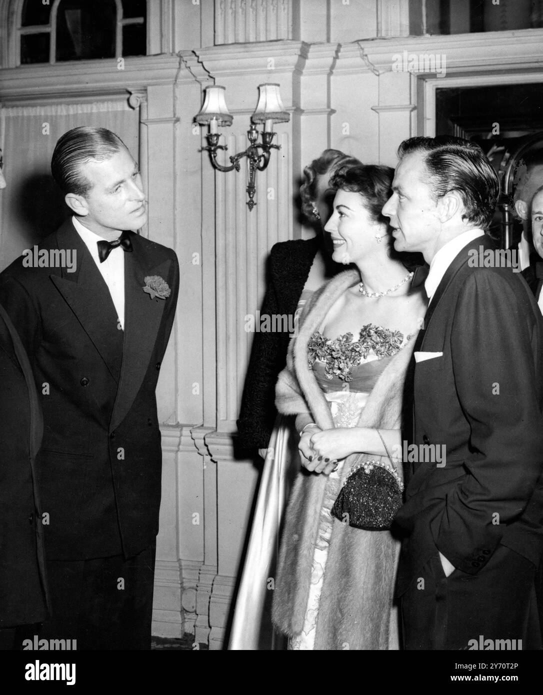 Duke rencontre Ava et Frankie le duc d'Édimbourg a passé une soirée avec des stars de la scène et du cinéma de Grande-Bretagne et d'Amérique quand il a assisté à un dîner à l'Empress Club , Dover Street , Londres , aux artistes qui doivent prendre part à un Gala Midnight Matinee au London Coliseum lundi . La Matinee , à laquelle participeront le duc et la princesse Elizabeth , est parrainée par le Variety Club de Grande-Bretagne en aide à la National Playing Fields Association , dont le duc est le président . Photos : le duc d'Édimbourg rencontre Ava Gardner et son mari d'un mois, Frank Sinatra at Banque D'Images