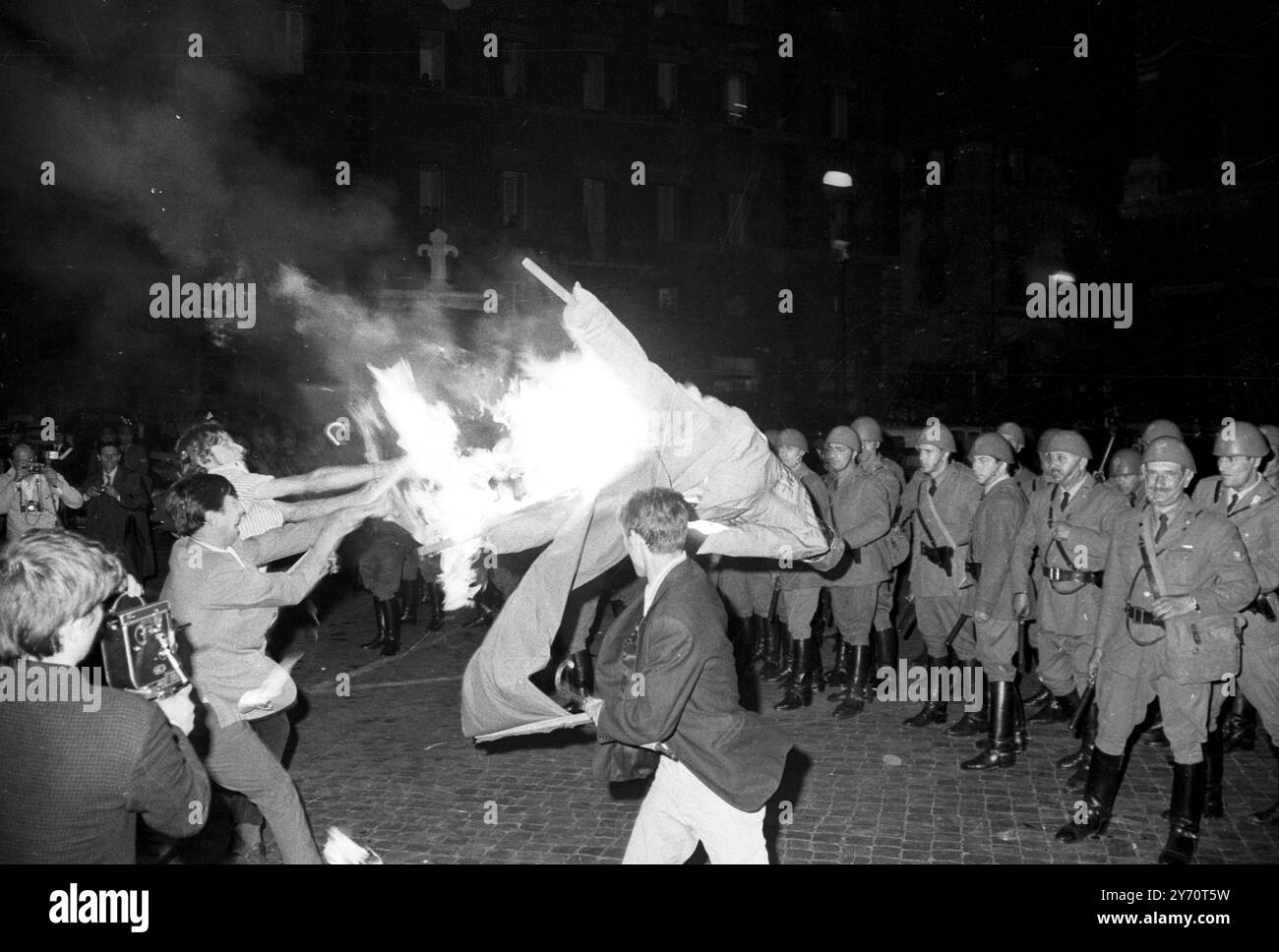 Rome : des étudiants portent en hauteur une effigie brûlante du président Charles de Gaulle qu'ils jetèrent sur la police anti-émeute le 31 mai 1968 lors de batailles dans la capitale italienne. Après une bataille de rue, la police a dispersé les émeutiers , les étudiants et les communistes Banque D'Images