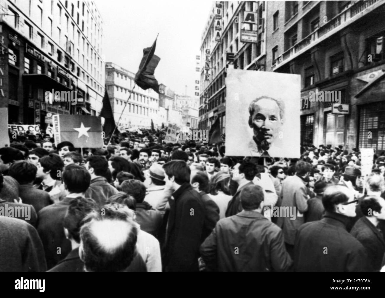 Rome : manifestants pour la paix au Vietnam , l'un d'eux portant une photo du dirigeant nord-vietnamien Ho Chi Minh , dans la via Veneto après que la police les a empêchés de marcher sur l'ambassade américaine . Environ 2 000 ont participé à la manifestation. 18 février 1968 Banque D'Images