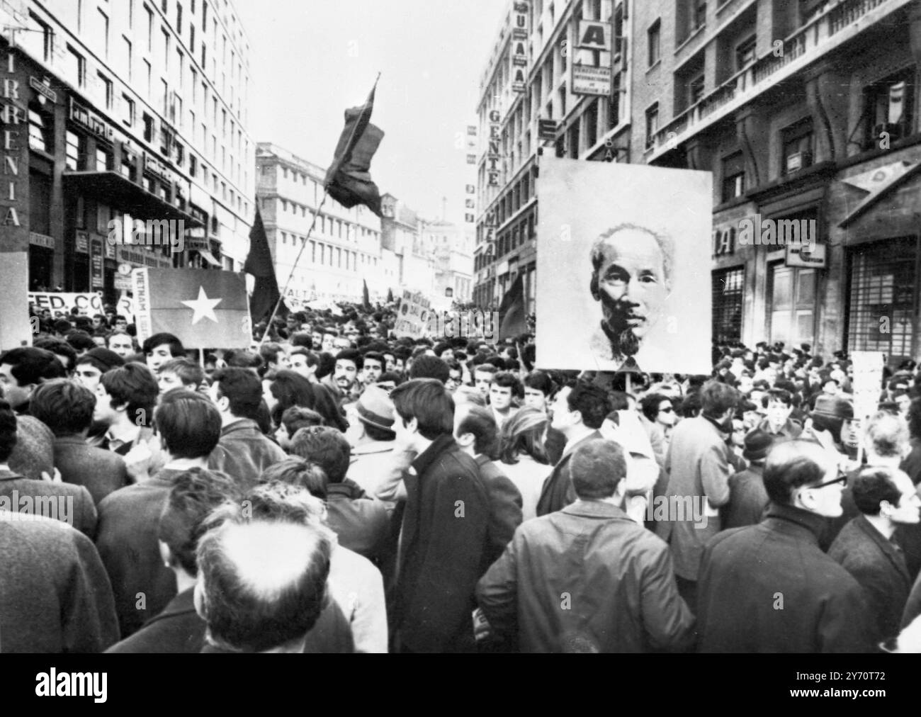 Rome : quelques-uns des 3 000 manifestants contre la guerre du Vietnam qui ont marché sur l'ambassade américaine à Rome en passant dans la via Venuto alors que la police les empêchait d'atteindre le bâtiment de l'ambassade . Un des manifestants montre un portrait de Ho Chi Minh du Nord Vietnam. 18 février 1968 Banque D'Images