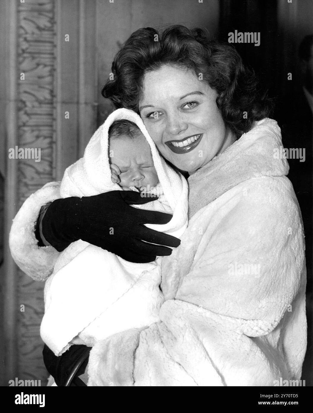Lizbeth Webb L'actrice Lizbeth webb quitte la London Clinic avec son fils LachlWn. Le bébé est né il y a trois semaines , un mois plus tôt que prévu . Mlle Webb , âgée de 32 ans , est l'épouse du lieutenant-colonel Guy Campbell , chef de la mission militaire britannique en Libye . 31 octobre 1958 Banque D'Images