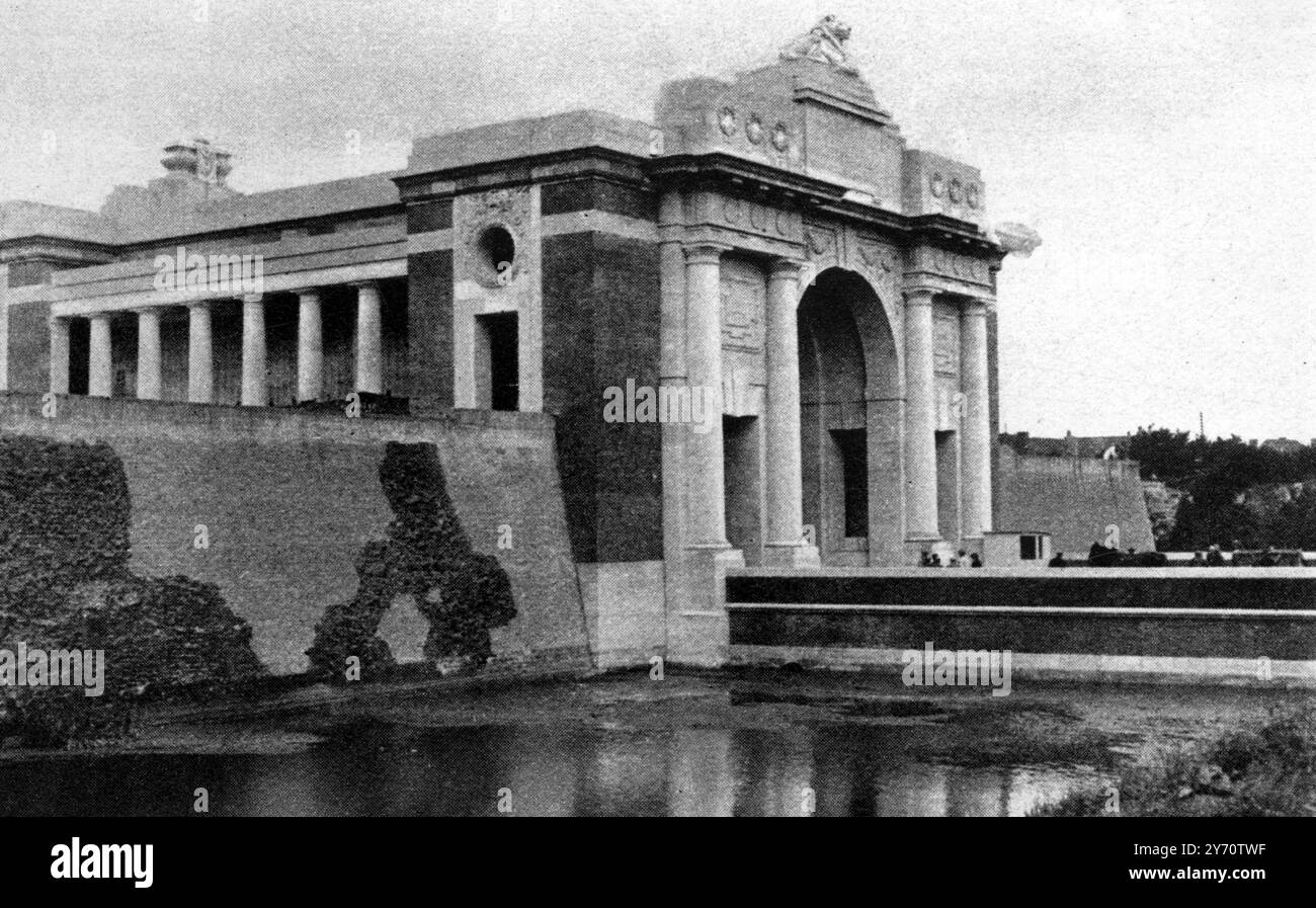 La défense immortelle d'Ypres saillant : le mémorial de la porte de Menin , symbole de courage et d'endurance . En regardant vers Ypres : la porte de Menin enjambant la route de Menin , flanquée par les remparts , et surmontée d'un lion couché . 24 juillet 1927 Banque D'Images