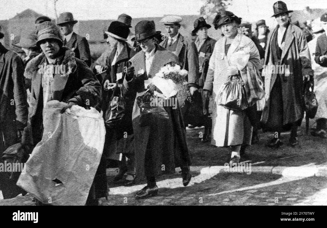 La défense immortelle d'Ypres saillant : le mémorial de la porte de Menin , symbole de courage et d'endurance . Veuves et mères ' pèlerines ' : femmes-gens des disparus marchant à travers Ypres pour prendre part à la cérémonie solennelle du dévoilement du mémorial . 24 juillet 1927 Banque D'Images