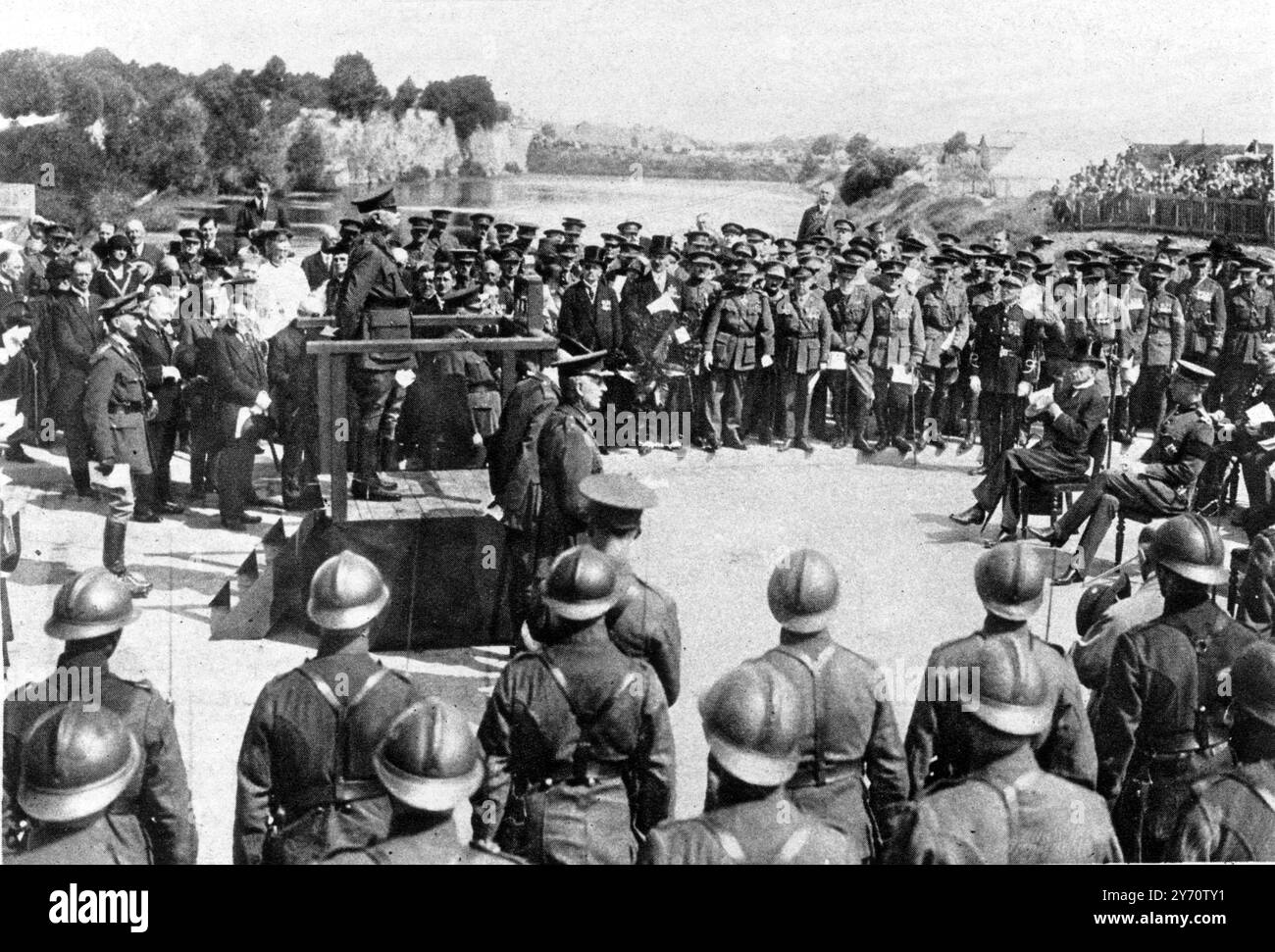 La défense immortelle d'Ypres saillant : le mémorial de la porte de Menin , symbole de courage et d'endurance . Lors du dévoilement du Mémorial de la porte de Menin : le maréchal Lord Plumer parlant ( assis, le roi des Belges ; et Sir Laming Worthington-Evans , secrétaire d'État à la Guerre . 24 juillet 1927 Banque D'Images